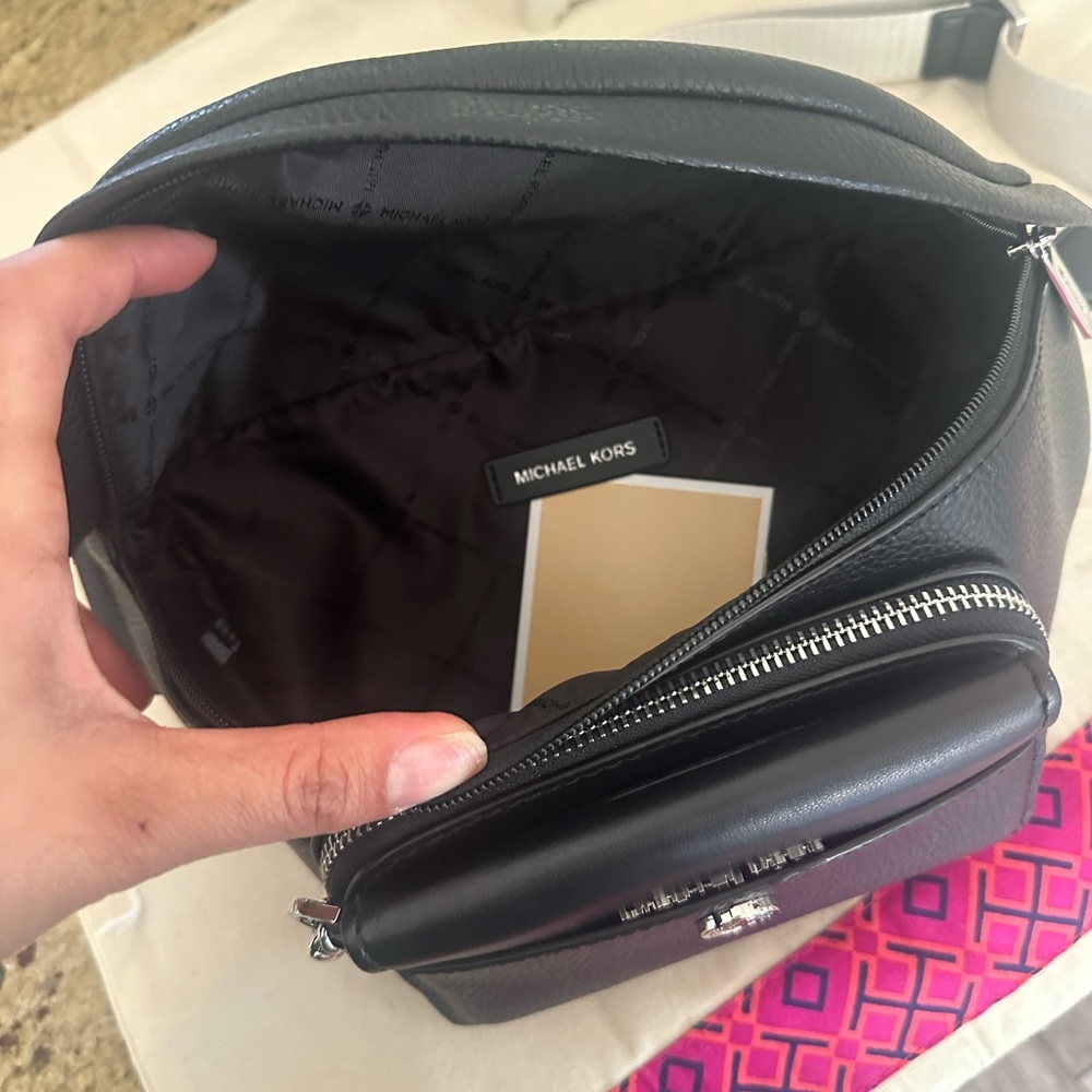 New Michael Kors Maisie Large Pebbled Leather 2-in-1 Sling Pack. - Picture 5 of 9